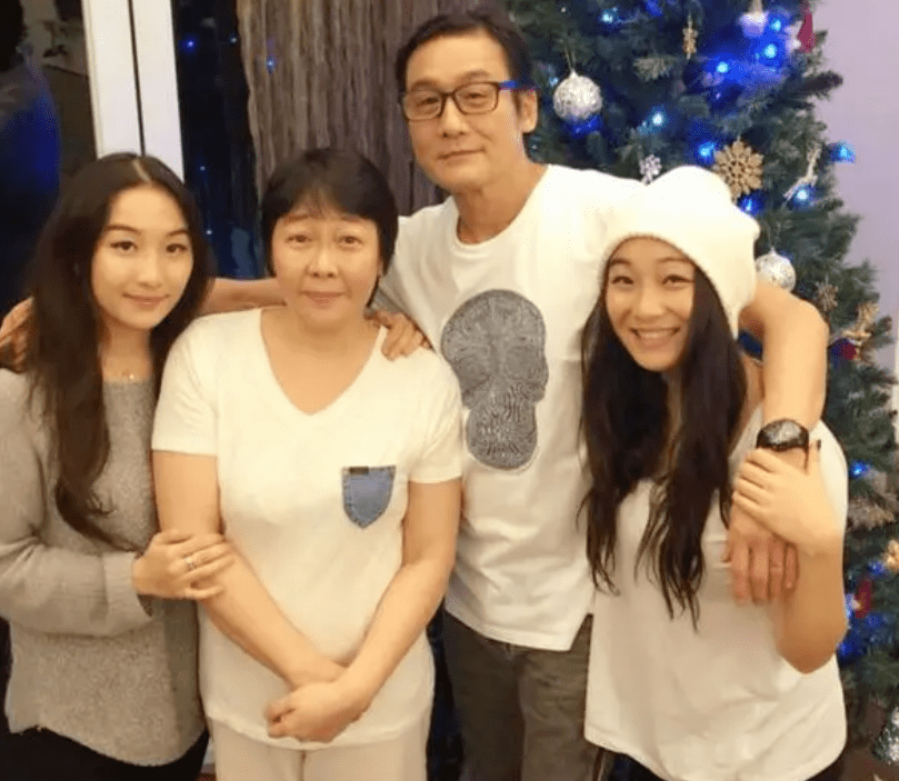 65岁梁家辉嫁女儿,双胞胎长女穿婚纱有气质,女婿高大帅气_梁颖_穿着