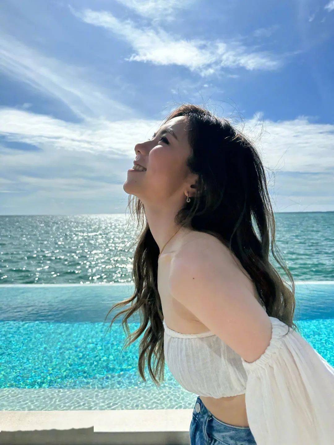 邓紫棋宋佳乘坐帆船,身着loro piana发布的全新2023春夏度假系列悠闲