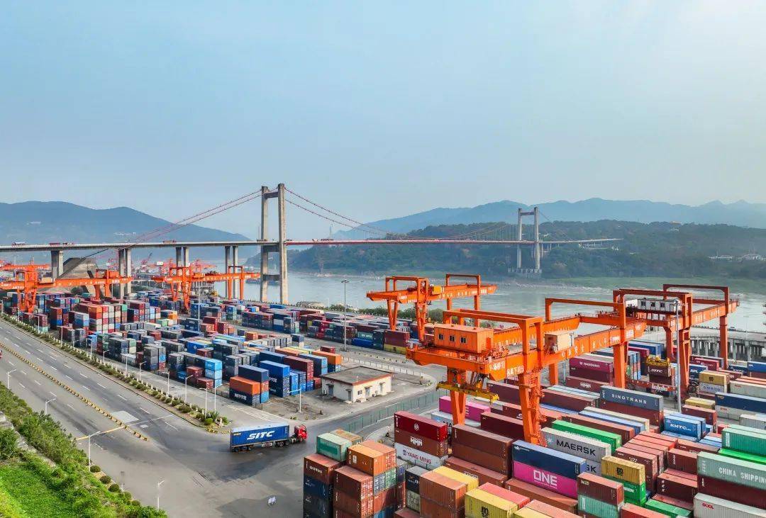 自上世纪六十年代以来,重庆港先后运营180吨大件码头和400吨特重件