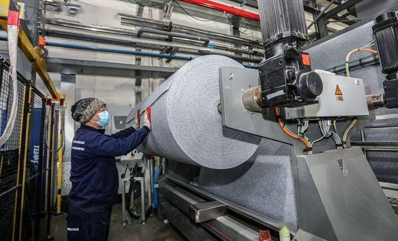 顺着市区青岛路一路向南,遇到虎门路向东,威海海马地毯集团有限公司