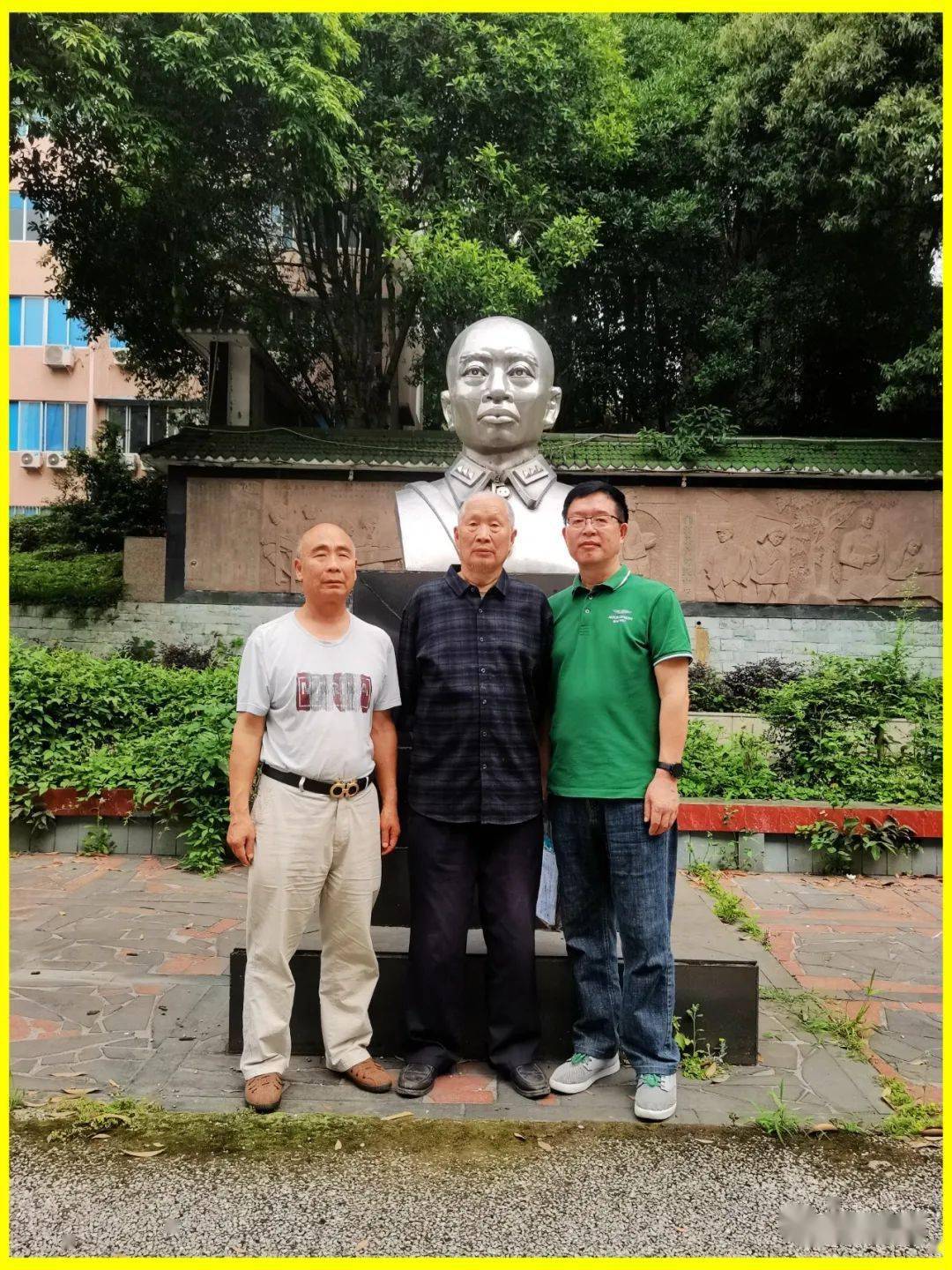 在大兴学校创始人李家钰将军的塑像前合影罗松生老师(中),杨万强(右)