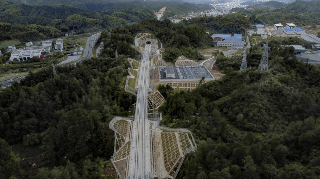池黄铁路西起池州市池州站,途经池州市青阳县及我市黄山区和黟县,在