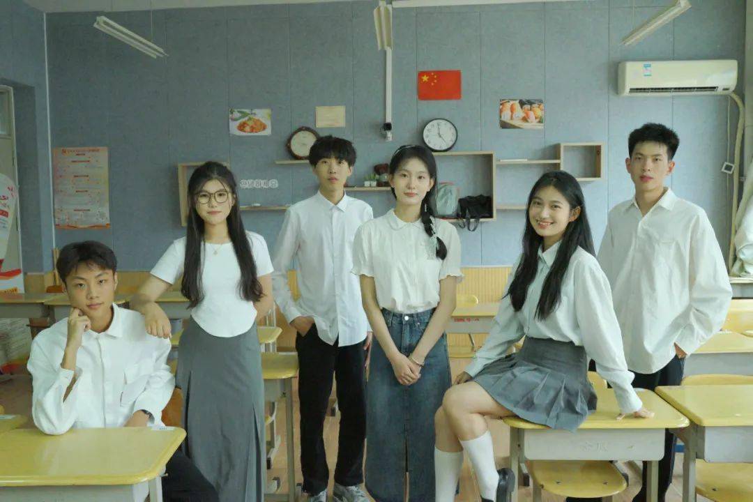 曾经住过的寝室再去看一眼最美的夕阳再去看一次迷人的星空彼时曾相与