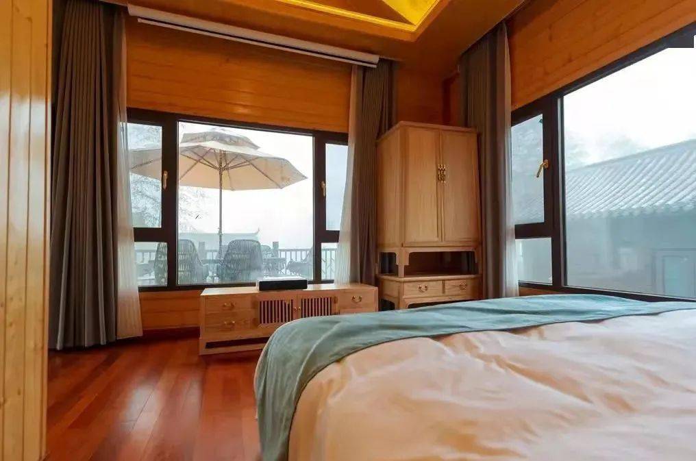 2m*2标准双床房云冰山民宿坐落在竹海之中,以四合院展示在大家眼前.