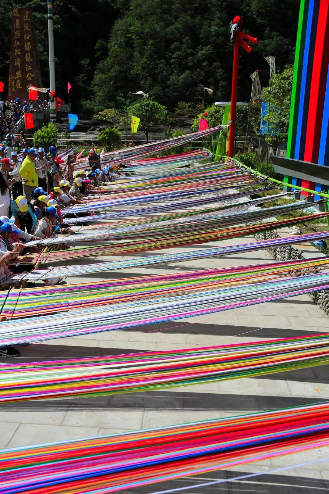 独龙族的"多巴胺穿搭",将彩虹披在了身上_贡山_色彩_颜色