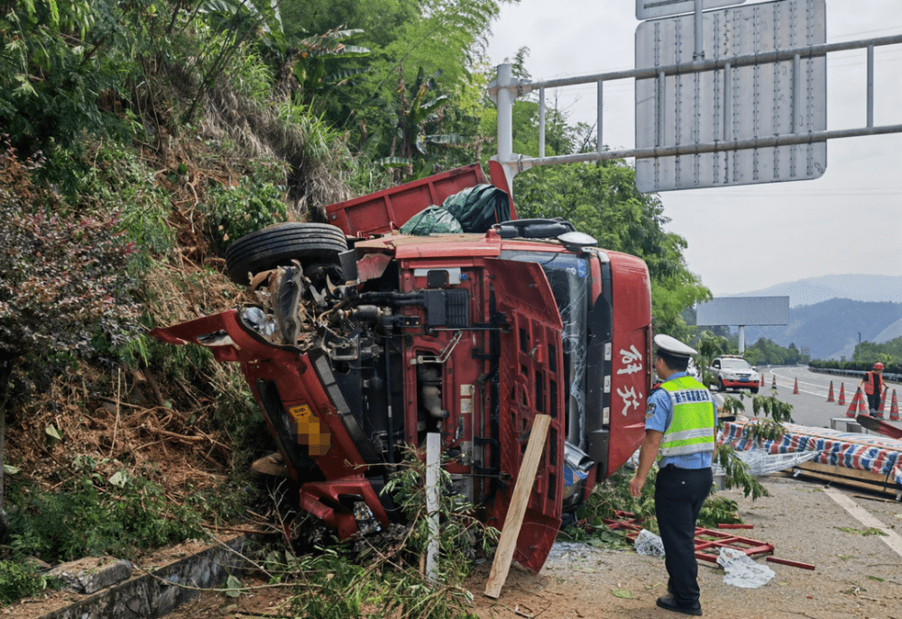贵州丨货车司机驾驶中接打蓝牙电话,惊心动魄的一幕发生了……_事故