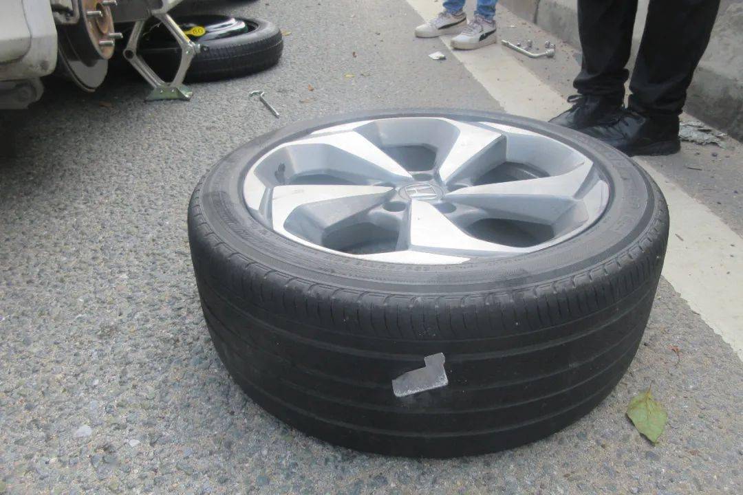 我的车经过碧桂路容桂轻轨站对开路段时,轮胎被扎破了