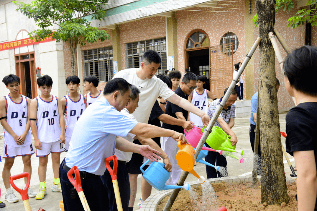 【乡村振兴】杜锋走进广东惠来县东陇中学 传递体育精神 助力乡村振兴