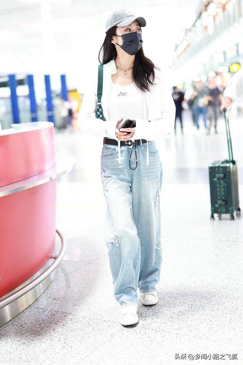 宣璐北京机场出发,身穿露脐装搭配牛仔裤青春时尚