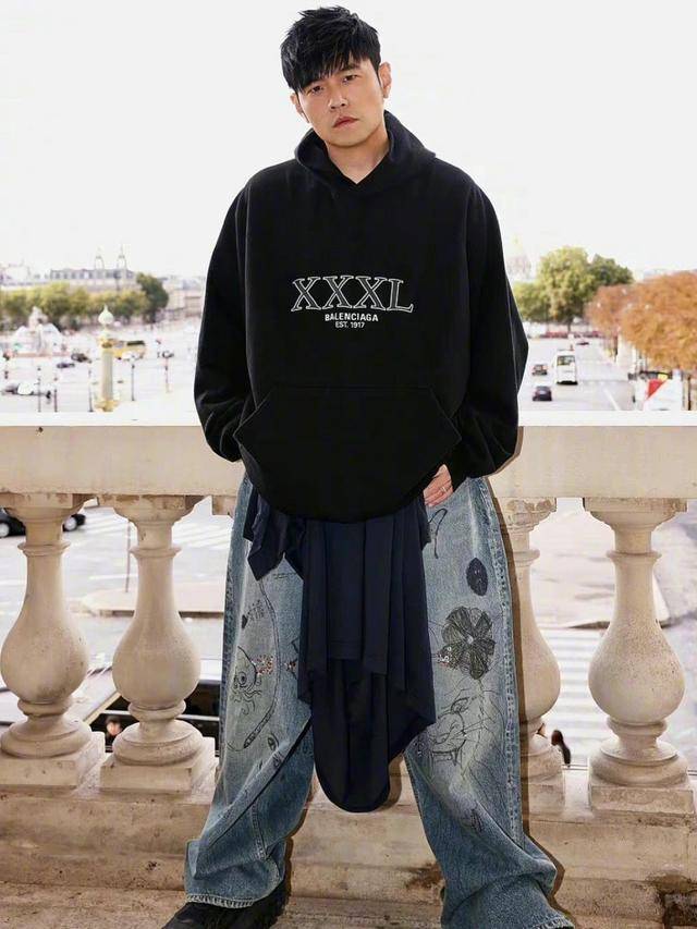 周杰伦 巴黎世家 一身特大号帅得一批!_卫衣搭_亮片_裤子