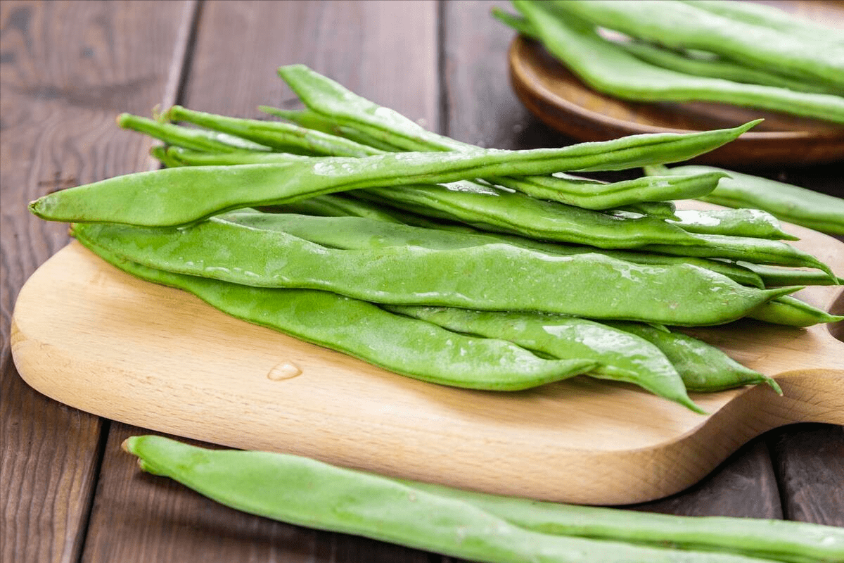 【五花肉炒扁豆】食材:扁豆,五花肉,葱姜蒜,八角,盐,生抽,老抽,料酒