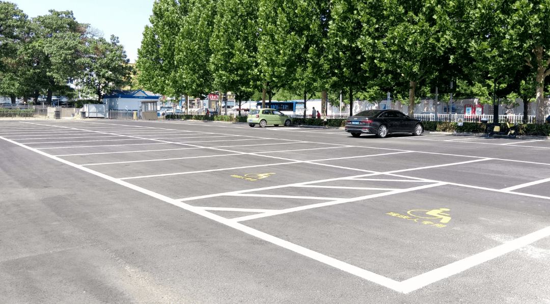 已重新施划停车位并增加了残障人士专属车位记者了解到,顺义老影剧院始