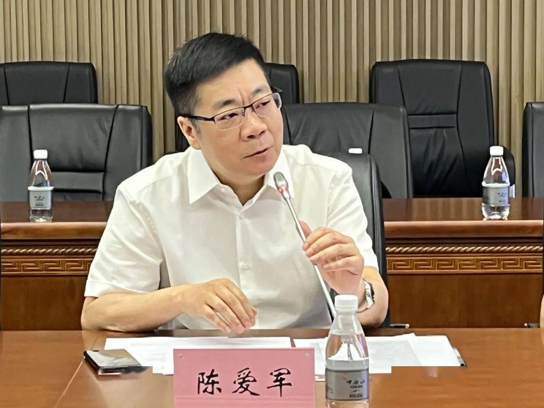 责任主编陈爱军教授左:胡睿博士,中:俞仁涛博士,右:责任编辑唐璞会后