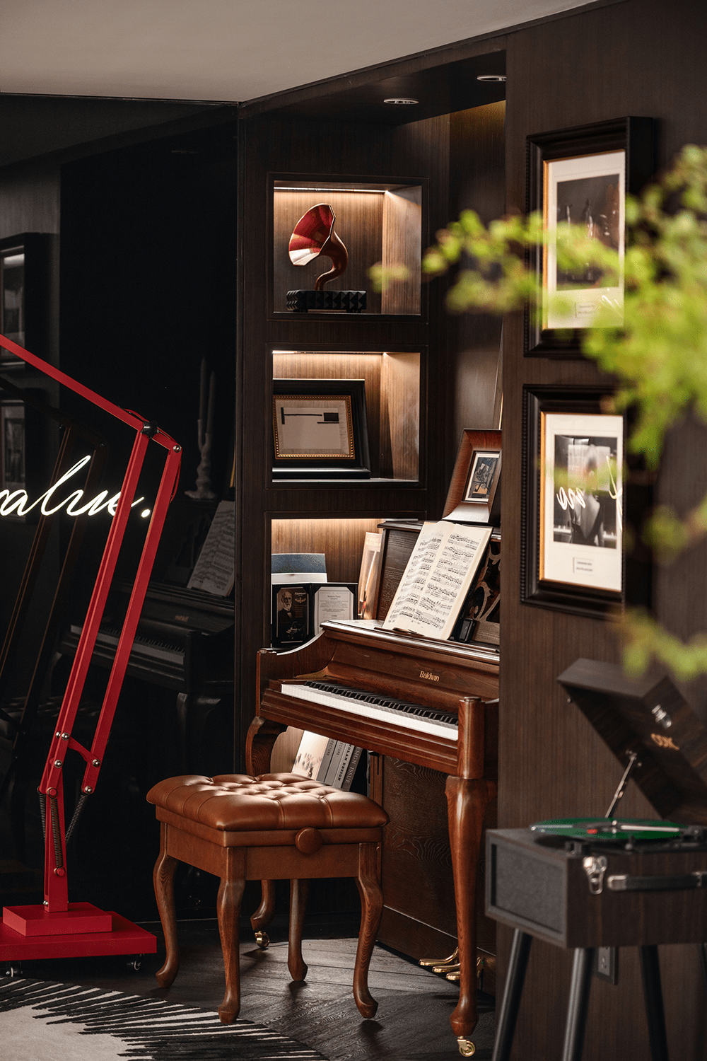 夹层,来自across house中古油蜡皮沙发,与钢琴,架子鼓,胶片,音响,吉他