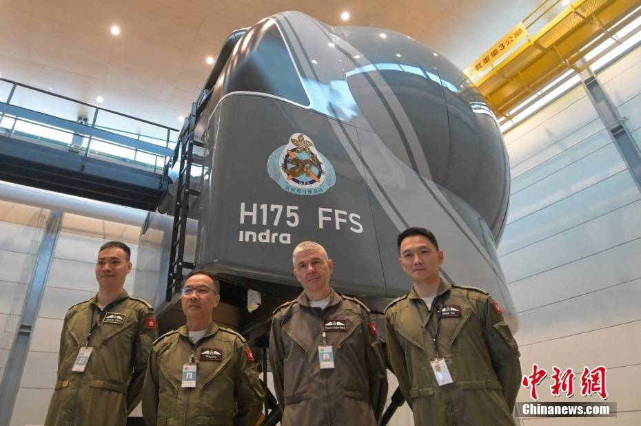 香港特区政府飞行服务队引入"模拟飞行训练器"_中新社_陈永诺_记者会
