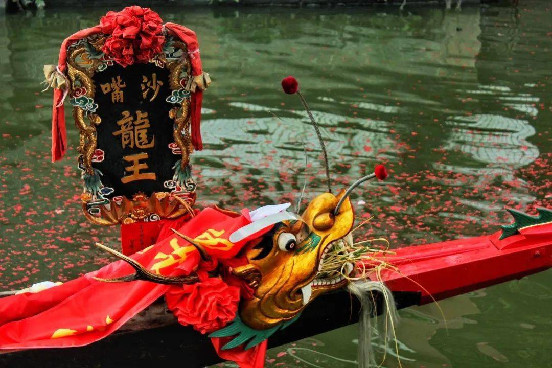 社区内建有龙王庙,供奉沙嘴龙王每年镇内举办国庆锦龙赛前九江镇的