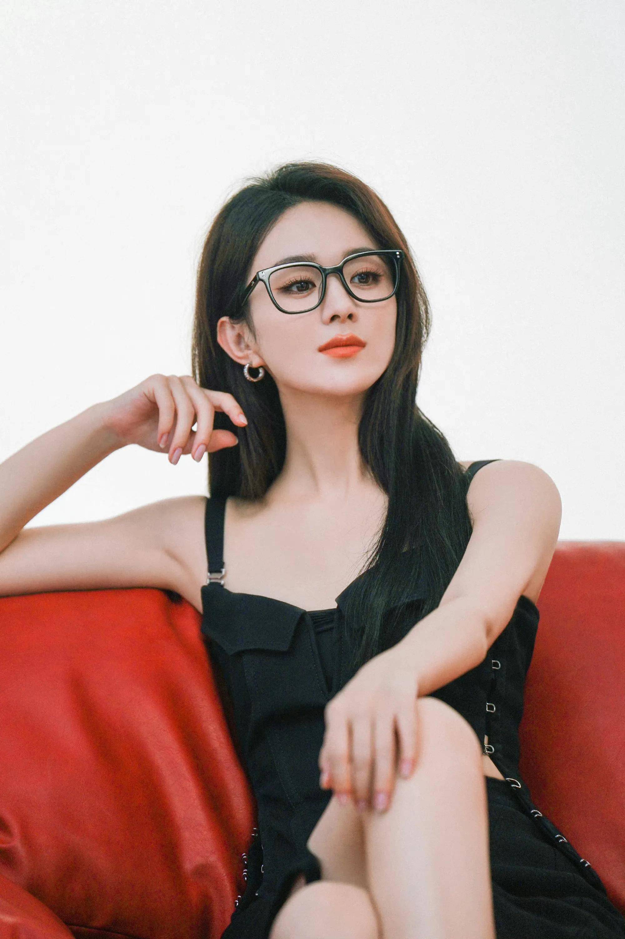 女神赵丽颖墨镜一戴,人见人爱!