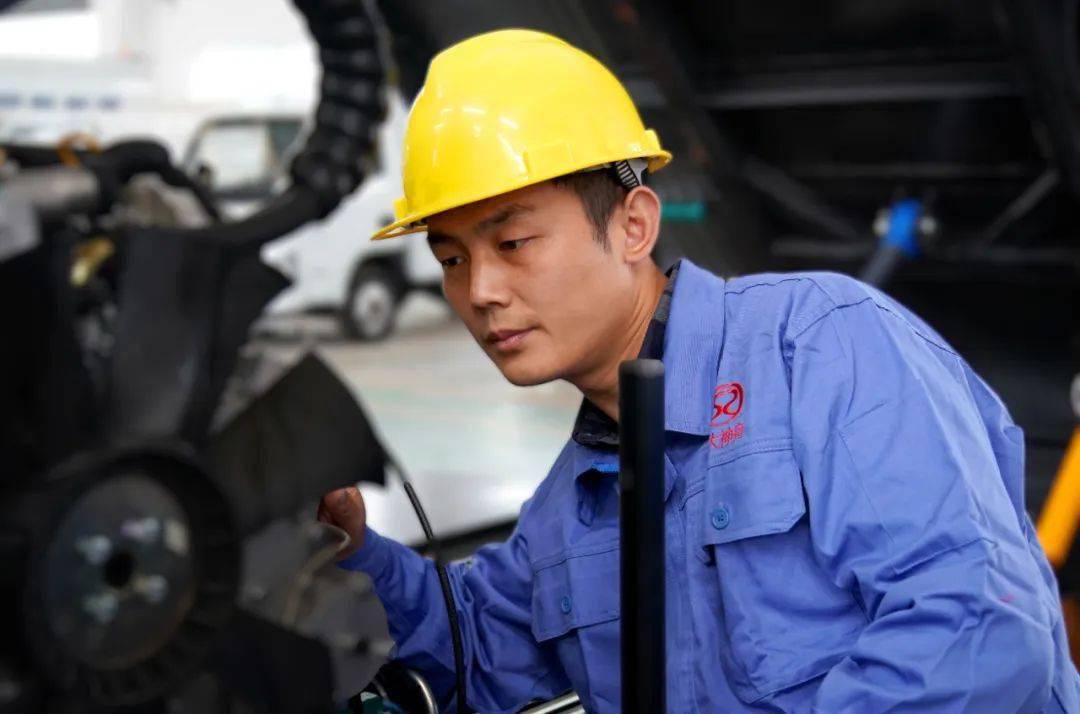 85年出生的胡振球是安徽宿州人,父母是农民.