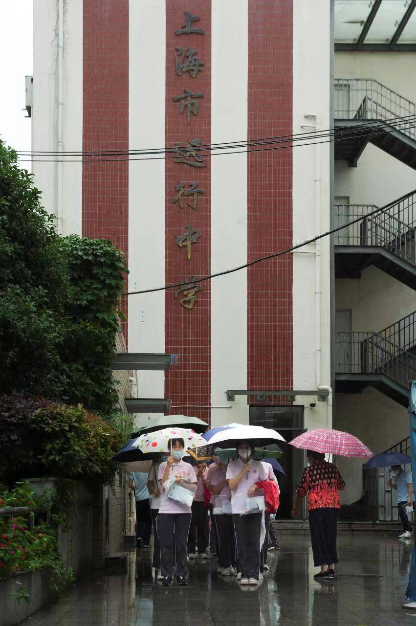 因为考点就在学校斜对面,所以一早,学生们7:45来到迅行中学的大礼堂