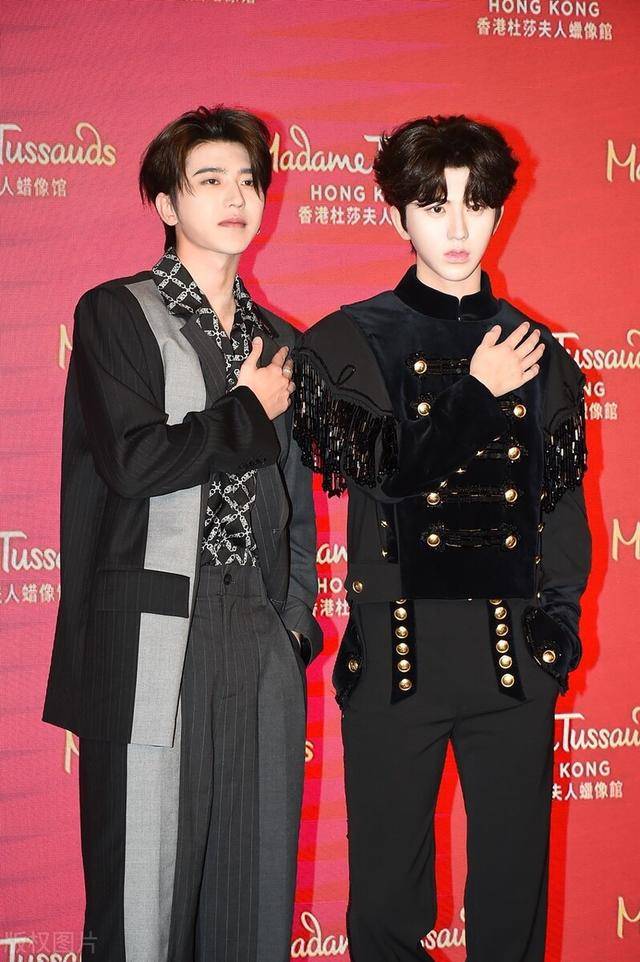 蔡徐坤香港杜莎夫人双蜡像揭幕,简直难以分辨真假,也太像了吧!
