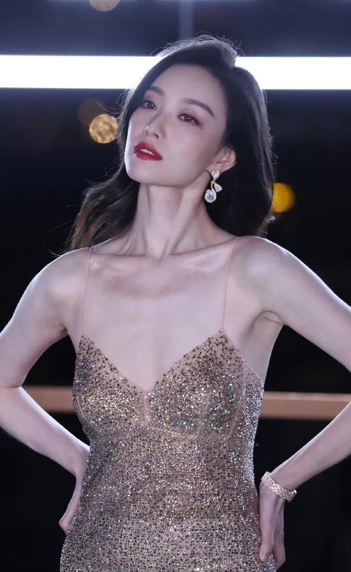 倪妮出席上海电影节开幕式后的品牌活动,一袭ermanno sce
