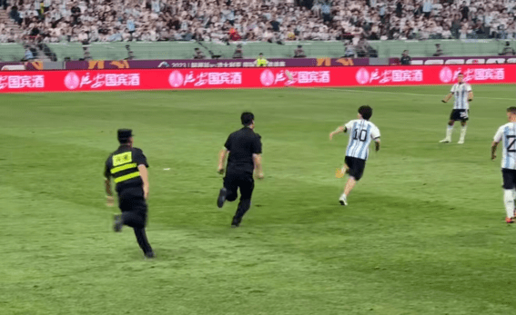 北京警方:这位“10号”,红牌警告_比赛_球迷_邸某某