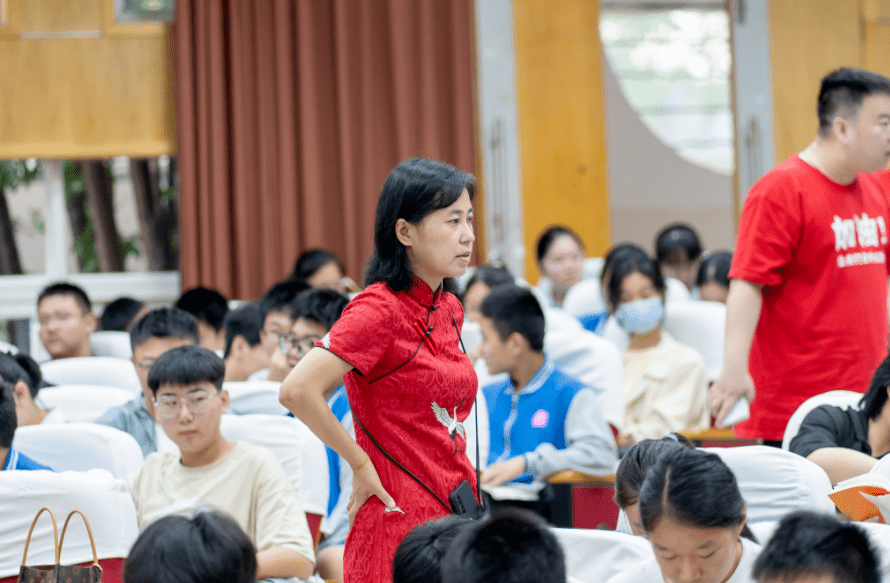 景芳中学在学校考点设置了休息室,早上7:30,老师们为来到这里的学生