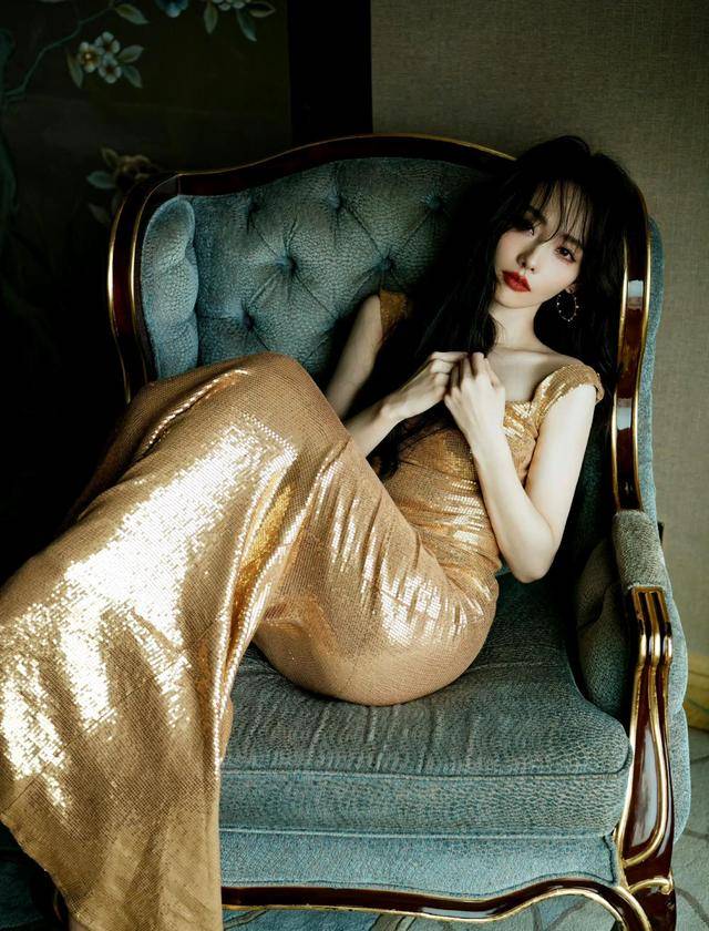 张嘉倪金色鱼尾裙