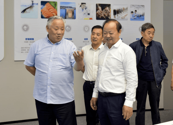 参观现场在永祥数字体验中心,马波书记介绍"中国绿色硅谷"基本情况