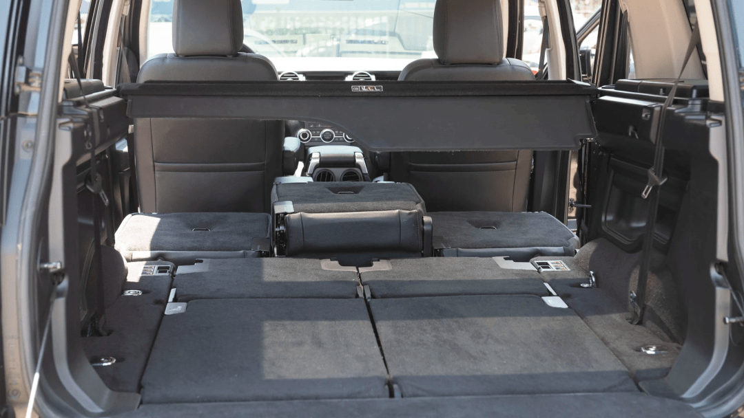 后备箱空间是发现4的强项,整个后备箱空间相当规整,常规状态下后备箱