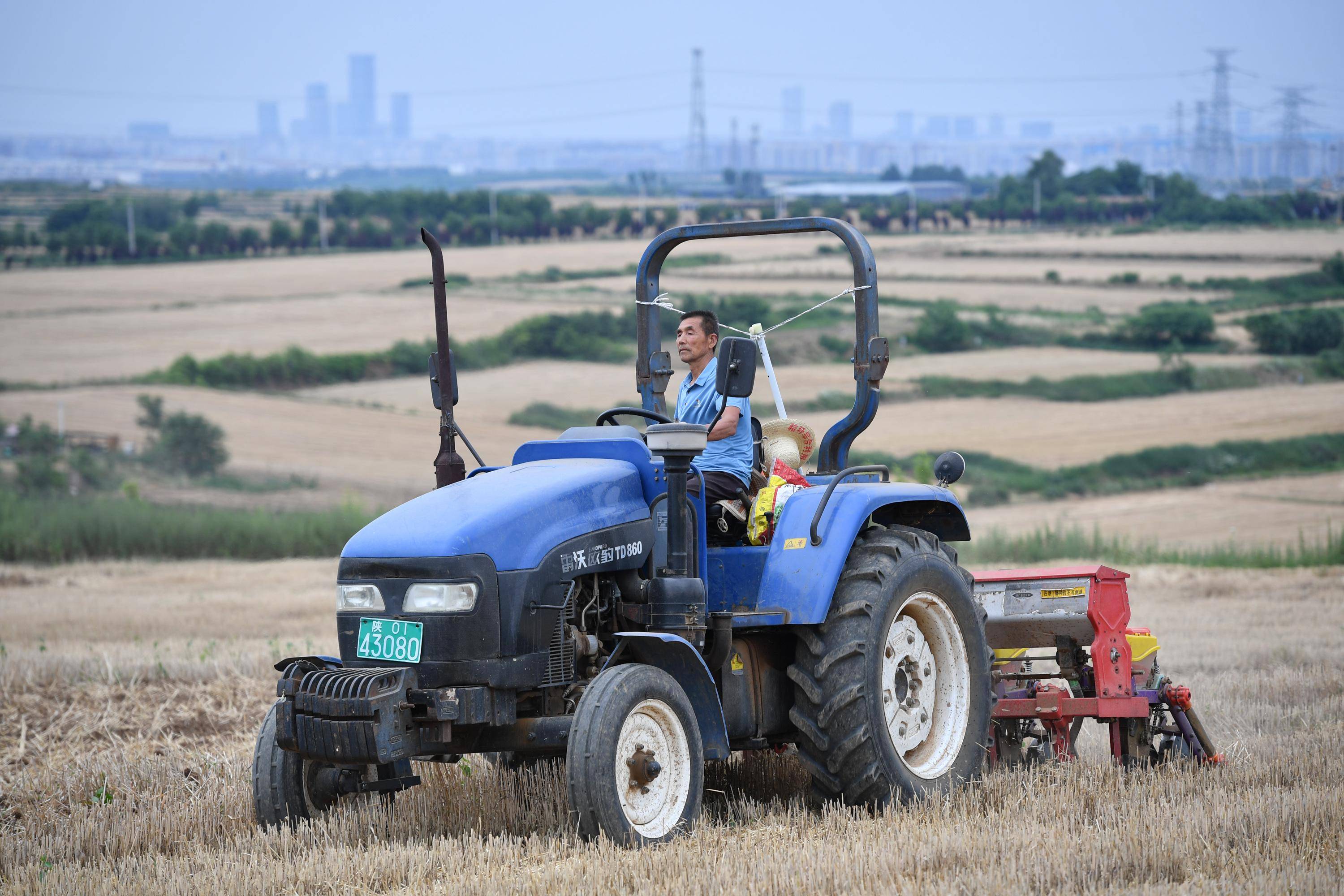 6月16日,长丰农机专业合作社的农机手驾驶拖拉机,在西安市长安区神禾
