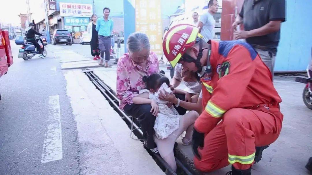 在外出散步时,小女孩不慎摔倒踩在两根钢筋中间,导致右脚被卡住,家长