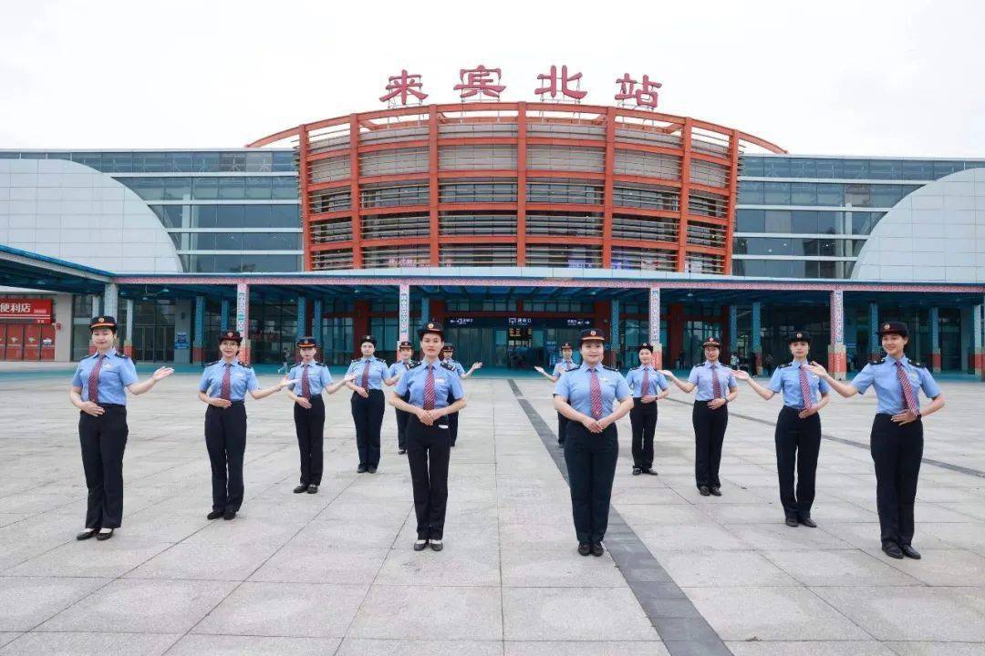 在候车室涌动的人潮中,一位老人来到"刘三姐·石榴籽"服务台前,一番