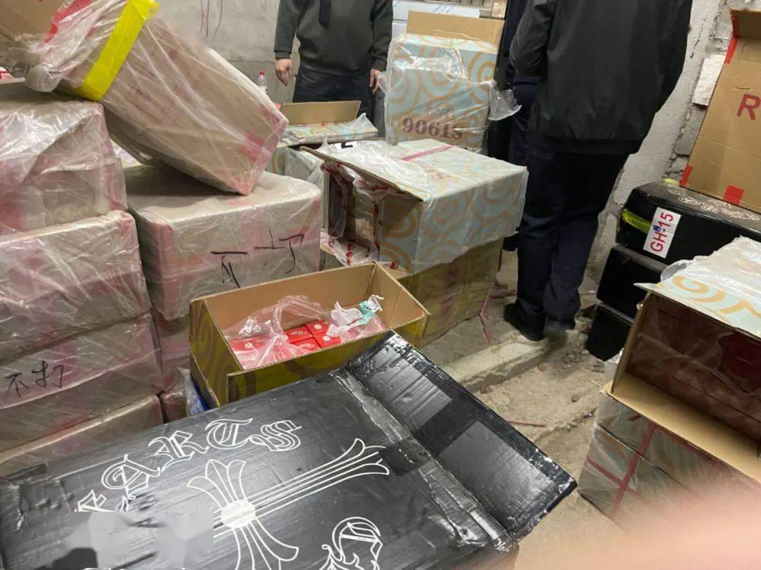 大队接到举报线索,有人在仙塘镇红光村的一加工仓储点非法销售假烟