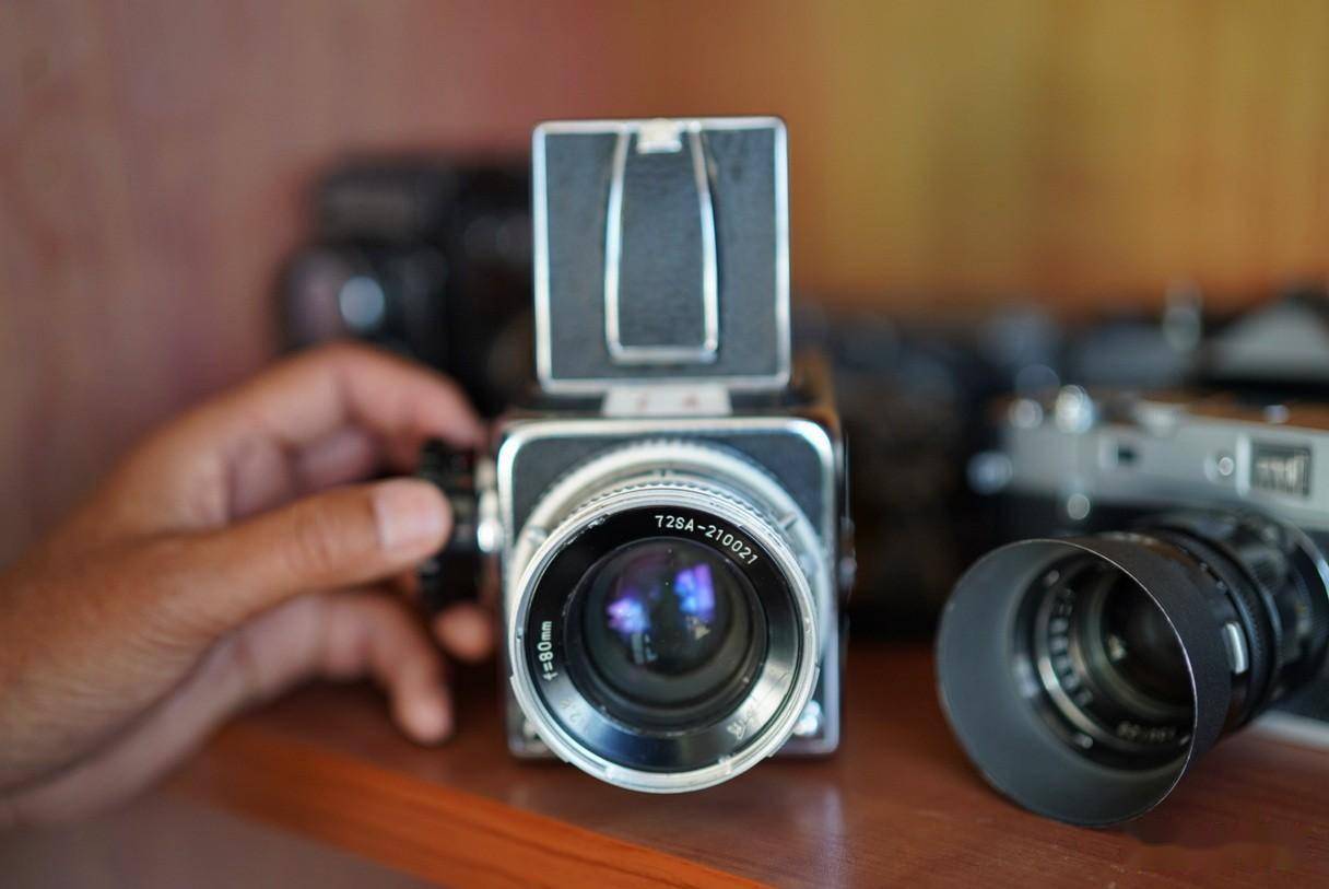 当年央视的"东方时空"栏目要采访易为先生,而他只有红旗相机,而没有