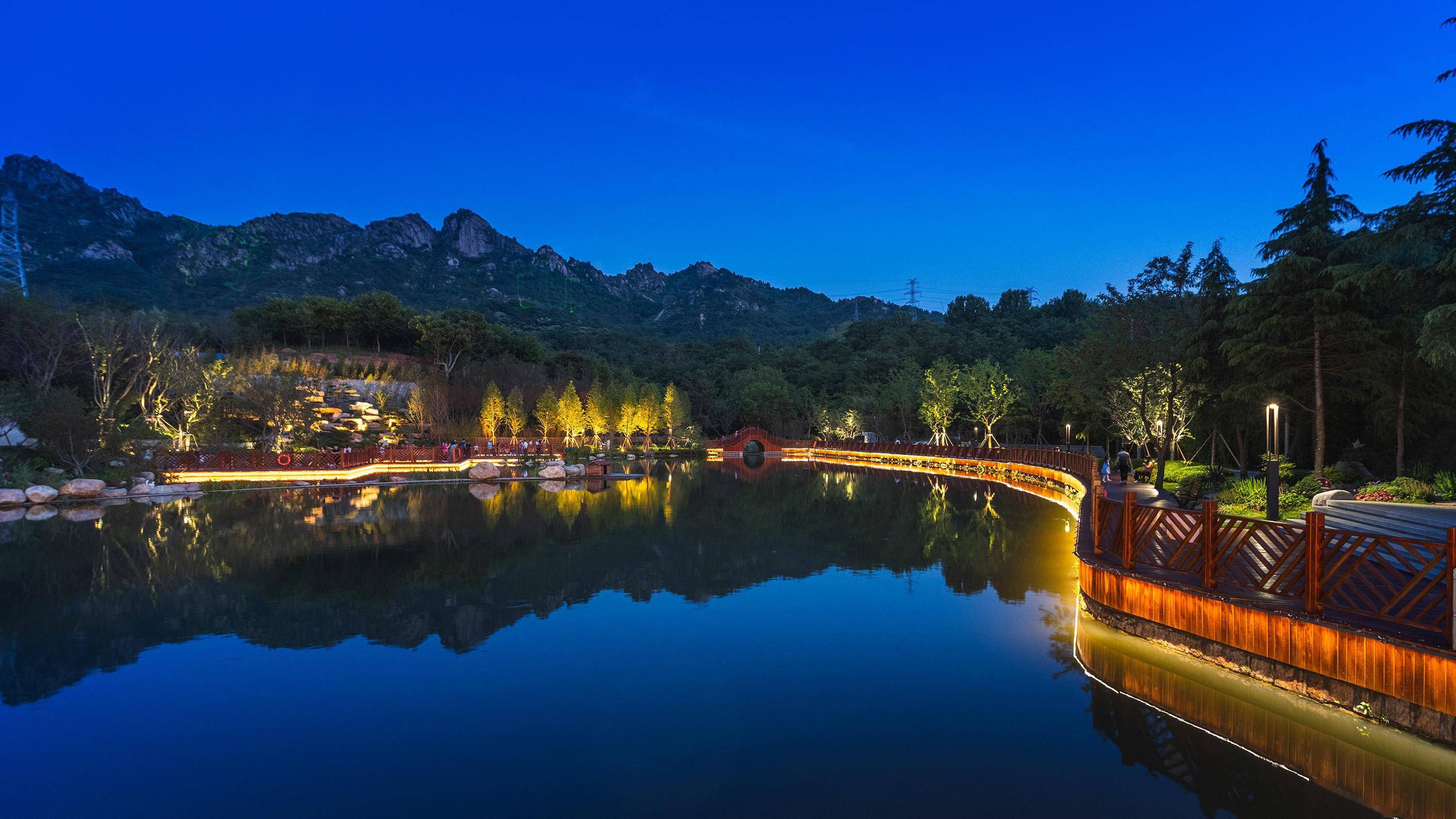 夏日夜晚,感受浮山的绚丽多彩_市民_休闲_灯光