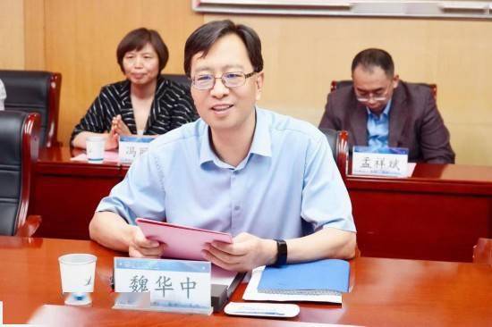 魏华中对王贵荣一行表示热烈欢迎,并简要介绍了潍坊科技学院基本情况