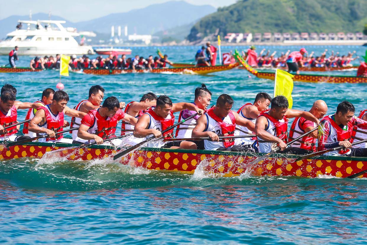 2023粤港澳大湾区(深圳南澳)海上龙舟赛举行_比赛_参赛_新华社