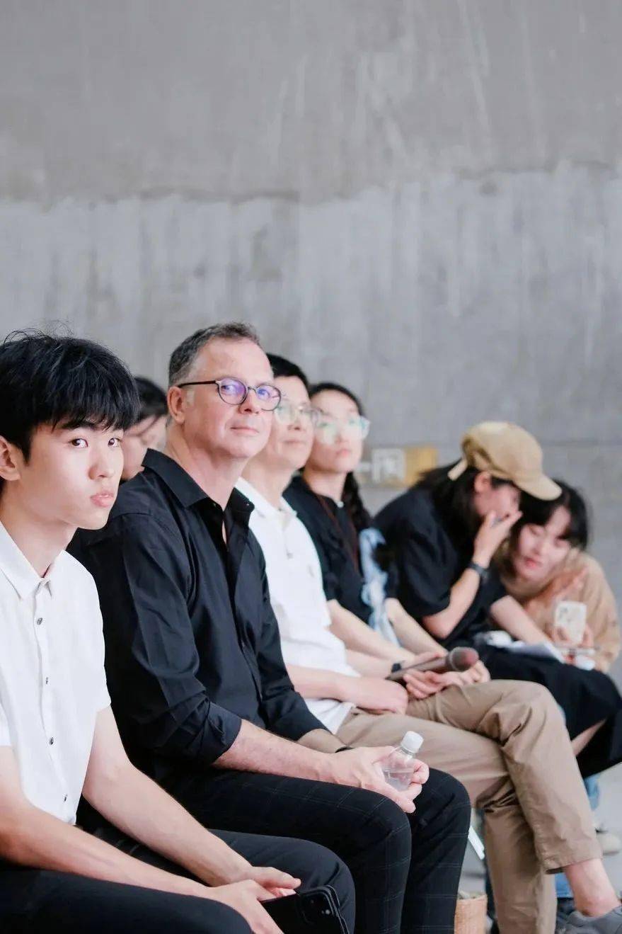 创作幕后当tomas老师与他的学生踏入原野里,即是创作的开始.