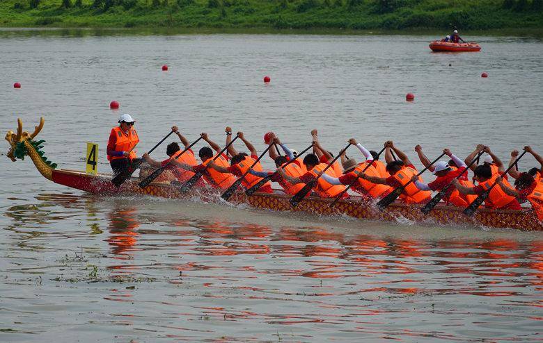 人民网记者 刘宾摄本文转自【人民网-湖南频道】; 汨罗江上,龙舟竞渡