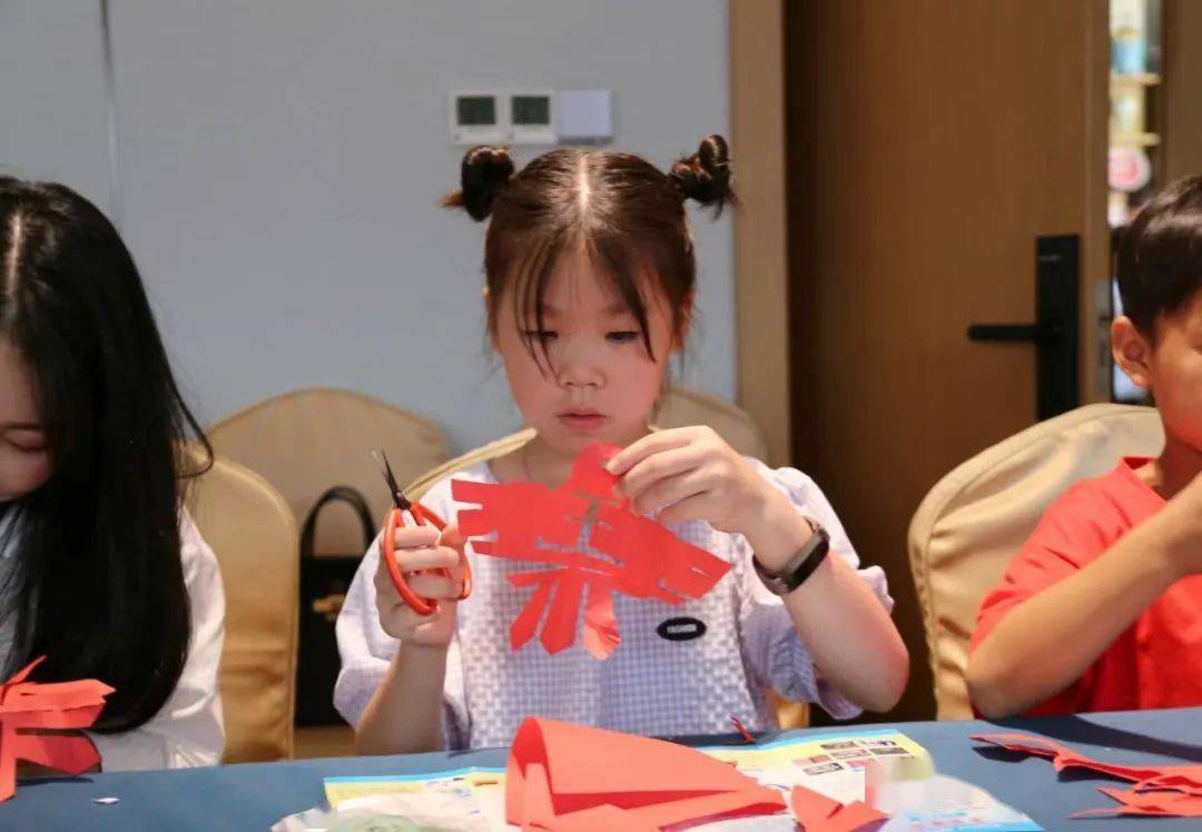 衡阳:南岳区启动禁毒示范创建暨开展"禁毒 非遗"剪纸创作体验活动