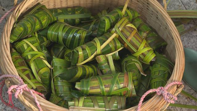 端午到 粽飘香在阳西县新墟镇东水村这里的村民喜欢用簕古叶包粽子
