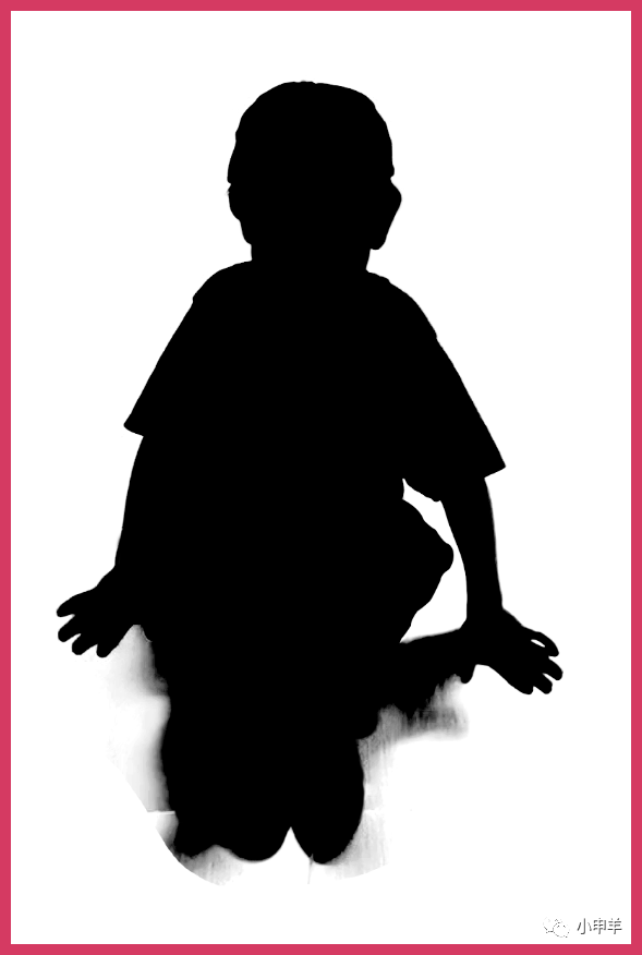 抠出坐在地上有复杂背景下的小男孩_教程_工具_大部分