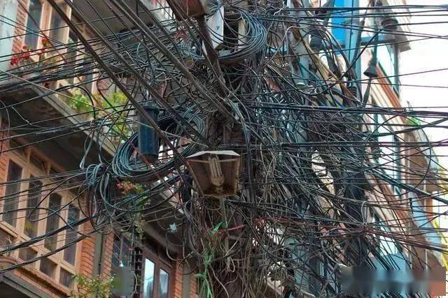 图二图四背景中的房子都不赖,而电线杆子却比中国最贫困的乡村都不如.