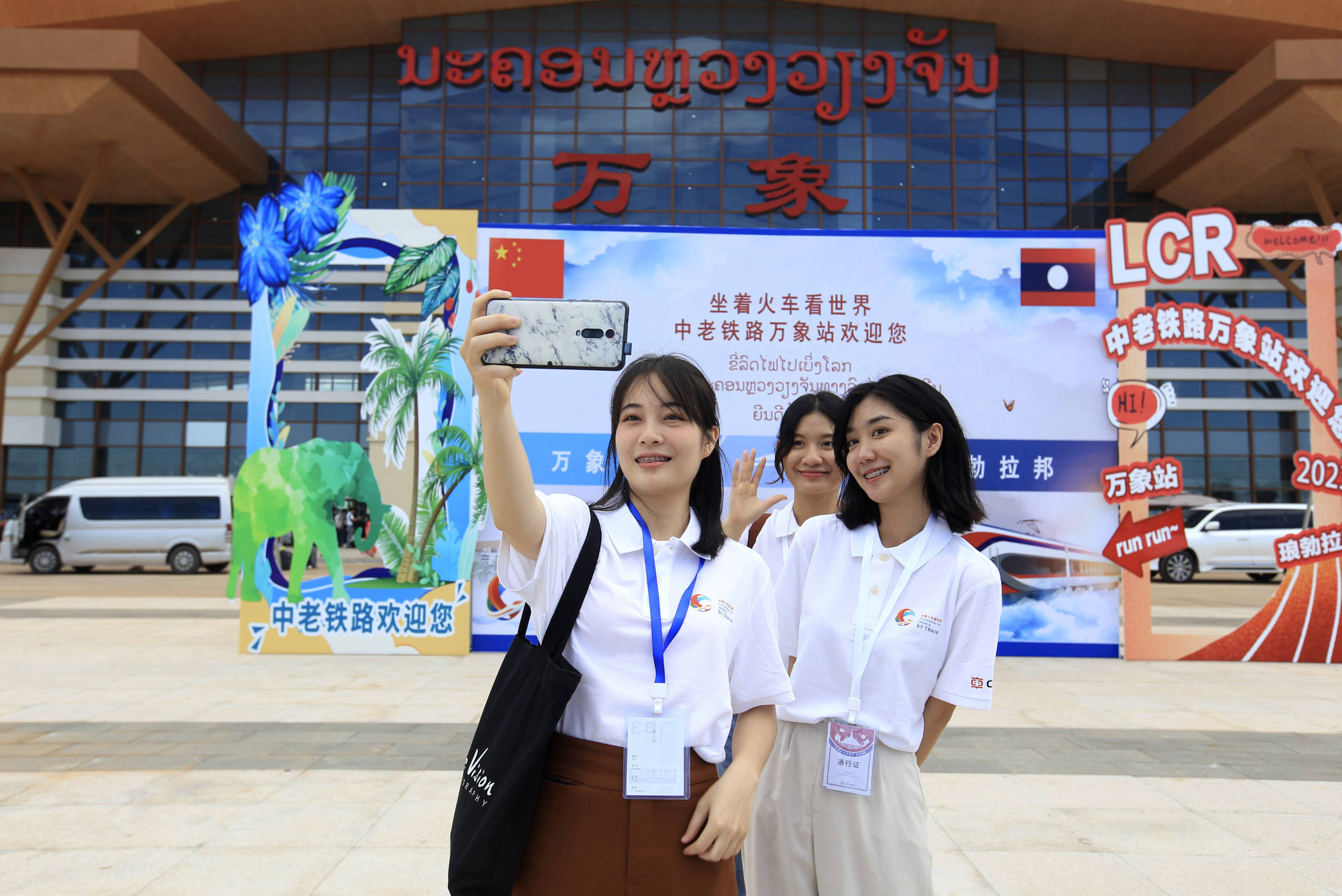 "老挝国立大学大四学生拉希感叹道,中国轨道列车很现代化,种类丰富,让