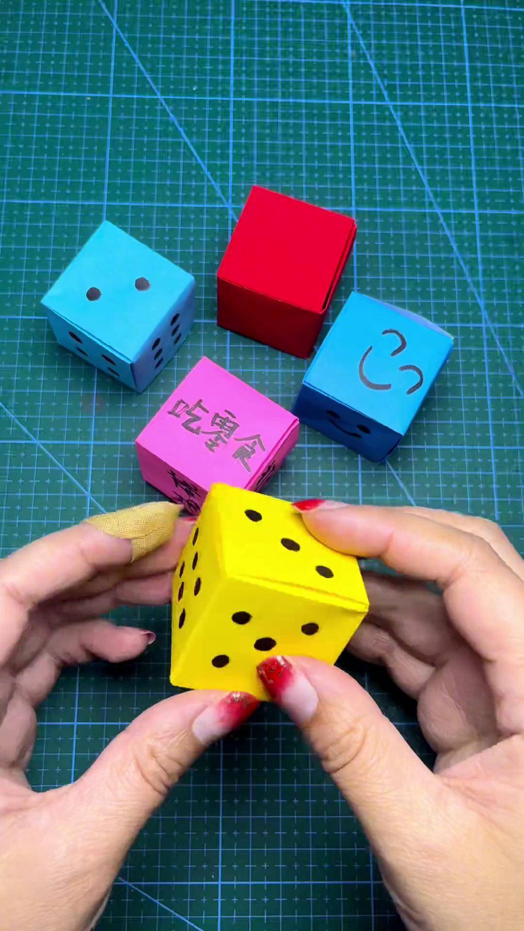用一张正方形纸折出来的骰子,很好玩哦折纸手工创意手工