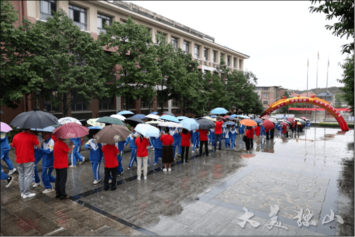 6969上午8时许,记者来到独山县第一中学,第三中学,为民中学考点