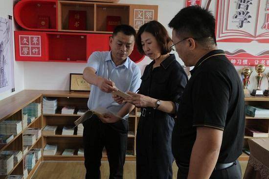 讲课过后,王焱老师在校长刘存岩的陪同下参观了学校翠竹文学社团,了解
