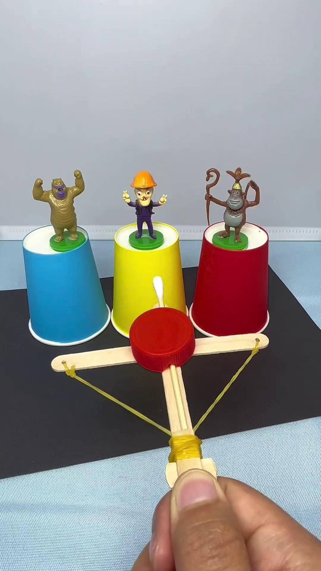 吃完的雪糕不要扔,用瓶盖做个小弓弩吧废物利用亲子手工幼儿园手工