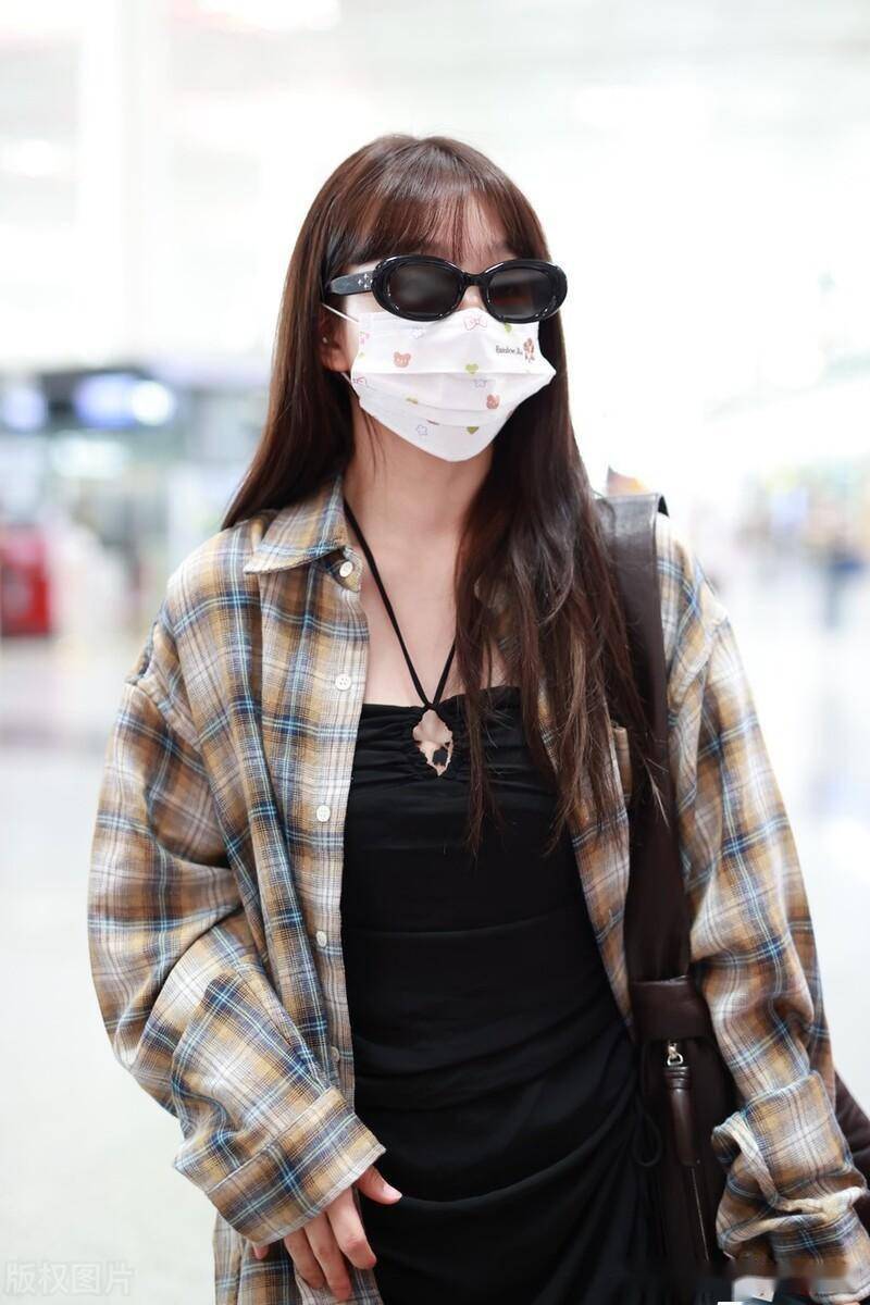 徐梦洁现身北京机场,身着格子衫简约低调